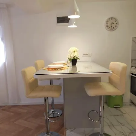 Airport Stefan Apartment *